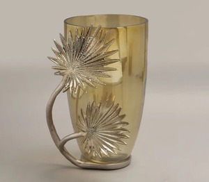 Joli pot de fleurs en métal doré de qualité supérieure avec accent accrocheur en verre doré idéal pour la décoration intérieure élégante et les espaces intérieurs - Product Image 1