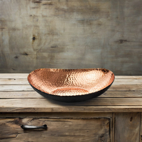 Bol de service en cuivre martelé artisanal, silhouette ovale organique, pour la restauration haut de gamme et la décoration intérieure
