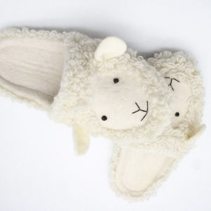 รองเท้าแตะทำมือจากเนปาล เป็นมิตรกับสิ่งแวดล้อม ทำจากผ้าสักหลาด ลายแกะ สีขาว นุ่ม อุ่น ทนทาน ระบายอากาศได้ดี ใช้ได้ทุกฤดู น่ารัก สวมใส่สบาย - Product Image 1