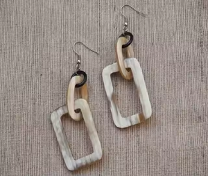 Boucles d'oreilles en corne de buffle blanche les plus vendues, meilleur prix, couleur corne naturelle, décoration pour les fêtes par Crescent Crafts - Product Image 1