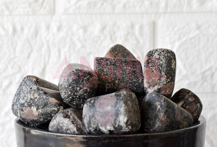 สีดำหรือสีเทาที่มีสีชมพูจากแร่สปิเนล