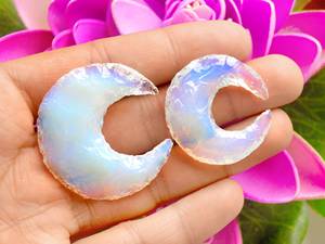 Pendentif en cristal de lune en opalite blanche naturelle Briolette de guérison Pierre précieuse à facettes en vrac Opalite Croissant de lune Sculpture Diamant charmant - Product Image 3