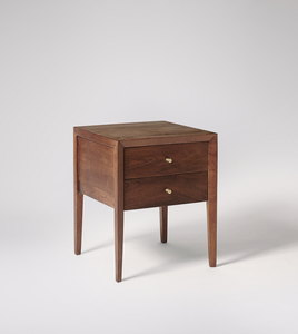 Table de chevet contemporaine en bois avec deux tiroirs et poignées en laiton - Product Image 2