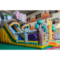 Structure gonflable combinée toboggan et château à rebondir sur le thème des animaux de la jungle, aire de jeux gonflable commerciale pour location de fêtes d'enfants