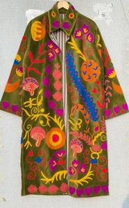 Abrigo Largo de Terciopelo Verde Bordado a Mano, Diseño Tradicional Uzbeko Suzani, Estilo Bohemio Multicolor, para Mujer, Invierno - Product Image 3