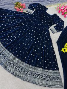 VESTIDO DE TRABAJO DE SECUENCIA DE BORDADO DE TERCIOPELO PESADO DE ÚLTIMO DISEÑADOR - Product Image 2