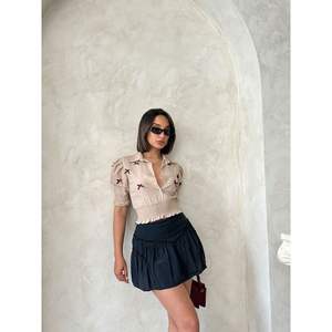 Blusas y Camisas para Mujer con Adornos de Botones en los Puños y Extremos de las Mangas, Venta al Por Mayor - Product Image 4