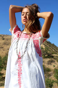 Robe maxi classique en coton 100% avec manches bouffantes brodées à la main de motifs floraux, style Oaxacan - Product Image 3