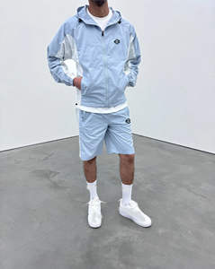 Ensemble survêtement streetwear personnalisé avec logo, coupe courte, coupe-vent à capuche réversible en nylon froissé uni, collection été 2026 - Product Image 1