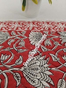 ที่รองจานผ้าฝ้ายทรงสี่เหลี่ยมผืนผ้าทรงสี่เหลี่ยมผืนผ้าสีแดงลายดอกไม้สำหรับ100% แบบใช้แล้วทิ้งและนำกลับมาใช้ใหม่ได้ตกแต่งโต๊ะอาหารในบ้านและห้องครัว - Product Image 5