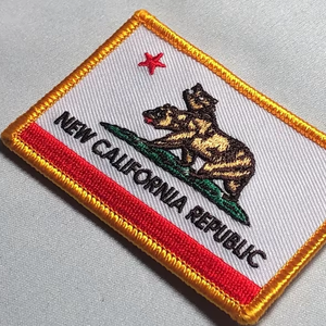 Badges de logo bouffant 3D personnalisés étiquette de pli d'extrémité en polyester tissé presse à chaud coudre sur le fer sur les vêtements patchs pour sacs - Product Image 3