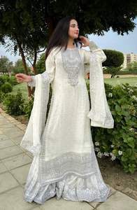 Dernier modèle de haut de fête en faux georgette avec de magnifiques broderies entièrement en sequins et sharara avec dupatta brodé - Product Image 6