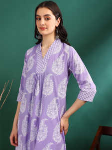 Kurta en coton pour femmes, imprimé Buta, coupe A, avec pantalon à bas élastique et dupatta, longueur mollet, col en V, manches trois quarts, lavande - Product Image 2