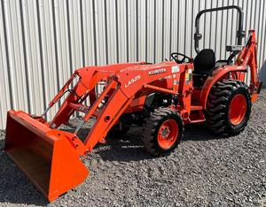 Tractor Kubota B2301 disponible con cortacésped medio y accesorio - Product Image 2