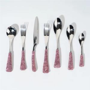Juego de Cubiertos Plateados con Mango Brillante Rosa para Cocina y Mesa de Comedor, Cubiertos Elegantes para Uso Diario, Ocasiones Especiales y Regalos - Product Image 1