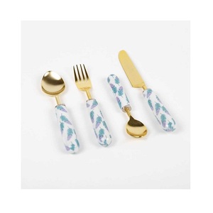 Ensemble de quatre cuillères en métal poli doré, ensemble de couverts de taille et de forme personnalisées pour les ustensiles de cuisine à la maison - Product Image 5