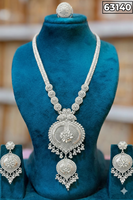 Ensemble de collier long en finition or de luxe avec pendentif rond antique et boucles d'oreilles assorties 63137