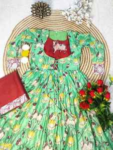 VESTIDO DE DISEÑADOR DE CUELLO BORDADO RANGOLI GEORGETTE NEGRO DE MODA CON DUPATTA VERDE - Product Image 3