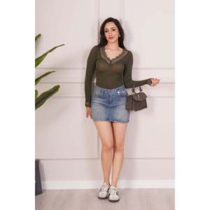 Blusa Elegante para Mujer Lustrin, Color Caqui, Manga Larga, con Detalle de Encaje y Cuello con Lazo, Versátil para Oficina y Uso Diario - Product Image 2