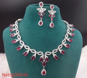 Ensemble de colliers de diamants américains de créateur Look gracieux pour les réceptions de mariage et toutes les occasions spéciales - Product Image 3