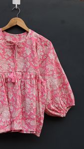 Kyra Casual Mini vestido de bloque floral de impresión de la túnica con cuello profundo y cuerda más cerca de tela tejida - Product Image 5