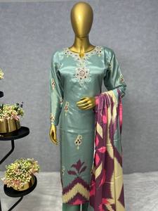 El último diseñador Chinon Silk Printed Work Kurti Set de FabZone - Product Image 3