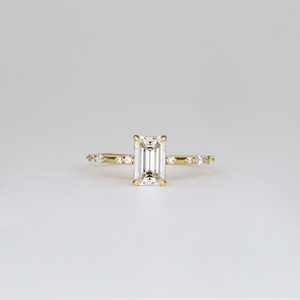 Anillo de Compromiso de Diamante Moissanita con Corte Esmeralda de Lujo, Diseño Minimalista Solitario con Elegantes Detalles Laterales - Product Image 4