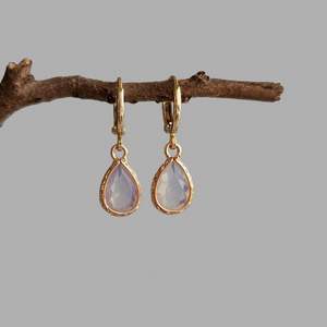 Pendientes de Aro Huggie con Joya de Ópalo Blanco en Forma de Lágrima, Plata de Ley 925, Chapado en Oro de 14K, Joyería Hecha a Mano, Regalo para Ella - Product Image 3