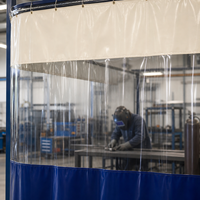 Rideau de soudure en PVC avec fenêtre de visualisation transparente, jupe inférieure bleue et système de rail coulissant pour cloisonnement d'atelier industriel