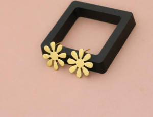 Pendientes de flor de Margarita chapados en oro de 18K | Bonito y elegante diseño floral para mujer - Product Image 3