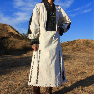 Vestido campesino antiguo hecho a mano en Rumania, estilo folclórico, de los años 20, en excelente estado vintage, de algodón, corte en A, largo hasta el suelo, con bordados a mano. - Product Image 1
