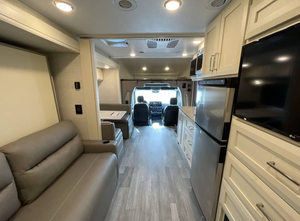 รถบ้านเคลื่อนที่ Clean Tiffinn Wayfarer Class C RV Camper-Slash ราคาพิเศษ รองรับ 4-6 คน พื้นที่ภายในกว้างขวาง-ข้อเสนอพิเศษเฉพาะช่วงเวลาจำกัด - Product Image 3
