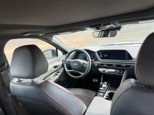 IMPRESIONANTE Hy-un-dai So-na-ta SEL Plus Sedán 4D 2023 con Transmisión Automática y Motor de 4 Cilindros - Product Image 3