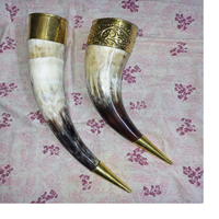 Très jolies cornes à boire sur mesure avec pointes gravées en laiton, idéales pour les magasins de fournitures d'artisanat viking pour la revente