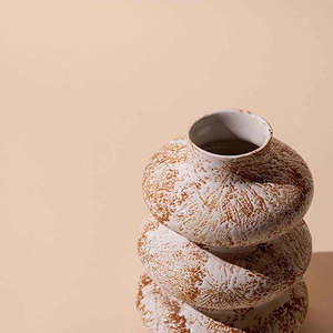 Jarrón de Cerámica Taupe Tri-Ring, Hecho a Mano, Diseño Moderno Minimalista, Jarrón de Mesa de Bajo Mantenimiento - Product Image 6
