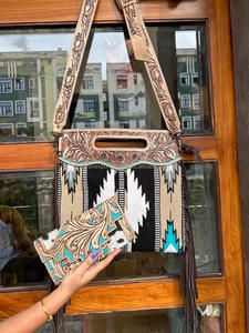 Bolso de mano de cuero con herramientas aztecas de estilo tradicional occidental para mujer - Product Image 4