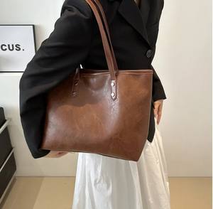 Bolso Tote para Portátil de Cuero Genuino de Primera Calidad, Color Marrón Oscuro, Unisex, Resistente al Agua, con Cierre y Forro a Cuadros - Product Image 5