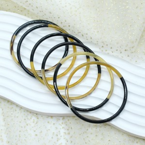 Ensemble de bracelets pour femmes bracelets en corne de différentes tailles bijoux de la meilleure qualité distribués dans le monde entier - Product Image 1