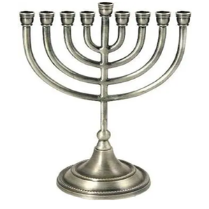 Des menorahs en métal abordables sont disponibles au prix de gros, avec des motifs artisanaux, parfaits pour les célébrations de Hanoukka - Product Image 3
