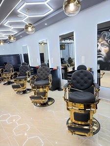 Sillón de Barbería Hidráulico, Cuero Sintético Negro, Estructura Metálica Dorada, Altura Ajustable, Base Redonda, Mueble de Salón, Uso Comercial - Product Image 1