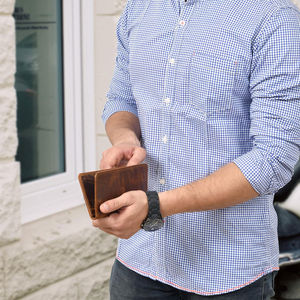 Portefeuille mince et élégant en cuir pour hommes fabriqué à partir de matériaux authentiques à plusieurs compartiments, design élégant et durable et sensation moderne - Product Image 5