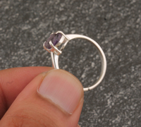 Bague Solitaire Classique Délicate Unisexe en Argent Sterling 925 avec Améthyste Naturelle Taille Brillant Sertie Clos, Faite à la Main, pour Mariage