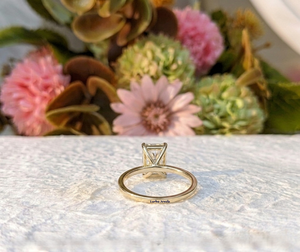 Bague de fiançailles et de mariage solitaire pour femme Lurba Jewels, diamant de laboratoire ovale de 2 carats, style vintage, certifiée IGI, or massif 14 carats - Product Image 5