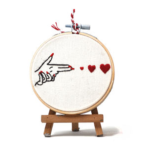 Aro de Bordado Pop Art Hecho a Mano "Love Shot" – Bambú de 10 cm – Bordado Texturizado 3D de Corazón para Decoración Moderna del Hogar y Regalos Románticos - Product Image 1