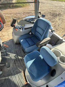 Tracteur New Holland T8040 haute performance, système hydraulique avancé pour l'agriculture - Product Image 5