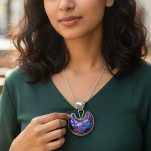 Colgante de Mosaico de Luna Creciente Bohemia Hecho a Mano en Plata de Ley con Iridiscente Morado, 20% Nuevo, Regalo de Año Nuevo con Cadena de Bambú - Product Image 1