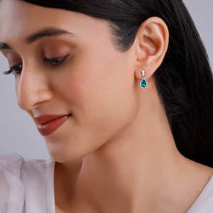 Boucles d'oreilles élégantes en argent plaqué argent avec pendentif en forme de pétale ondulé pour femmes élégantes, style classique de mariage - Product Image 4