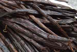 Vanilles noires biologiques de qualité supérieure, fraîchement cueillies et transformées, de Madagascar, en vente – Meilleure qualité, très demandées - Product Image 2