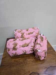 Ensemble de voyage 3 pièces en coton matelassé à imprimé tigre, fermeture éclair vintage pour pochette, écologique, résistant à l'eau, rangement de maquillage moyen - Product Image 3