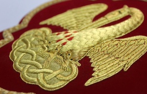 Aplique bordado de Pelícano para vestimentas católicas Terciopelo rojo DK con decoración de encaje e insignia magnética para coser - Product Image 2